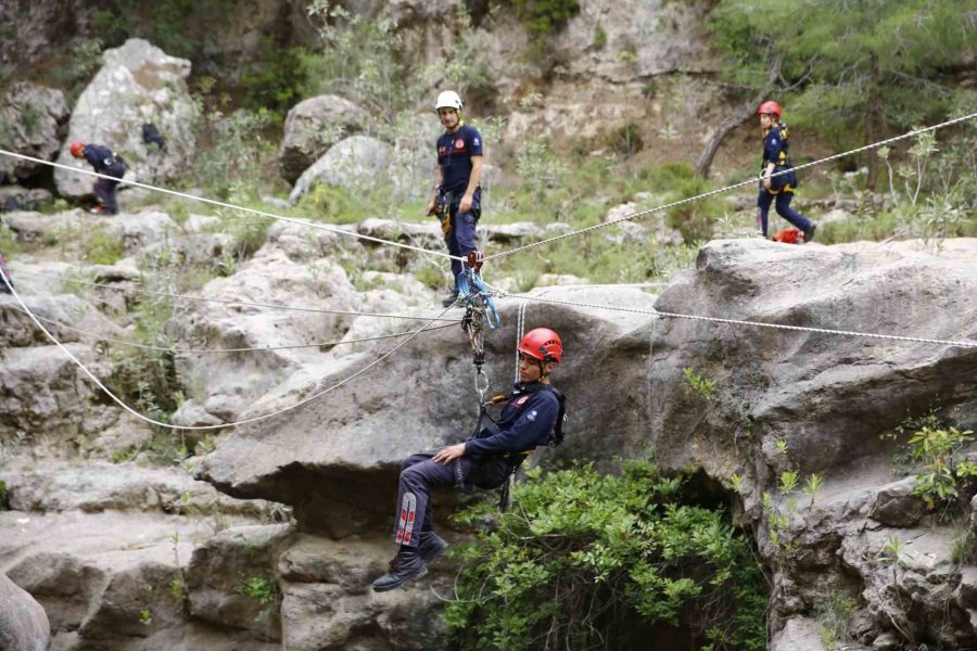 Ateş Savaşçılarının Kurtarma Tatbikatı Komandoları Aratmadı