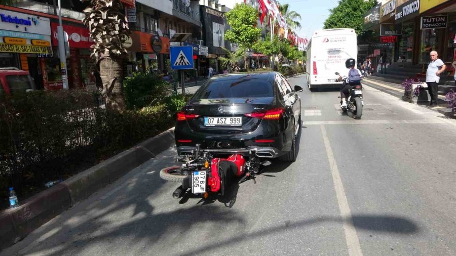 Yaya Geçidini Görünce Kendini Kilitleyen Lüks Otomobilin Altına Girdi