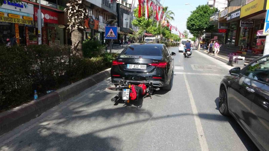 Yaya Geçidini Görünce Kendini Kilitleyen Lüks Otomobilin Altına Girdi