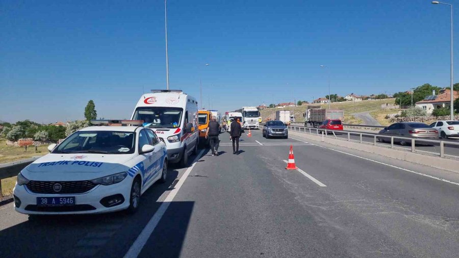 Tırdan Dökülen Malzeme Zincirlemeye Kazaya Neden Oldu: 11 Yaralı