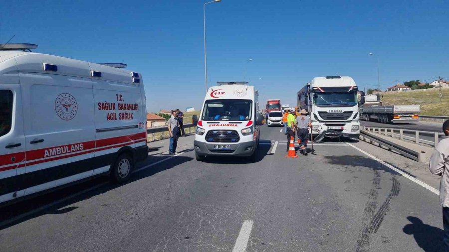 Tırdan Dökülen Malzeme Zincirlemeye Kazaya Neden Oldu: 11 Yaralı