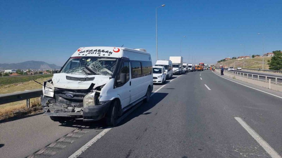 Tırdan Dökülen Malzeme Zincirlemeye Kazaya Neden Oldu: 11 Yaralı