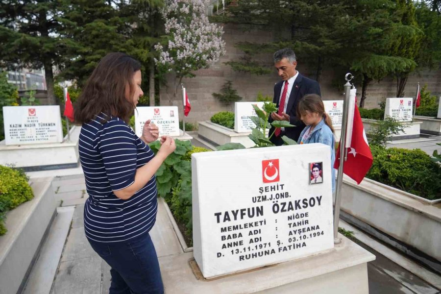 30 Yıldır Şehit Oğlunun Sembolik Mezarını Ziyaret Ediyor