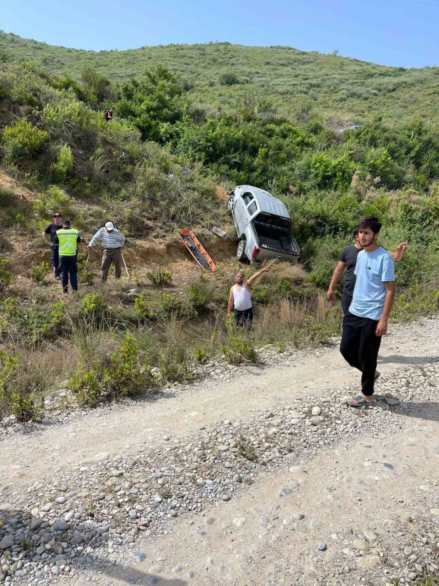 Bahçe İşinden Dönen Aile Kamyonetle Şarampole Yuvarlandı: 1 Ölü, 1’i Çocuk 3 Yaralı