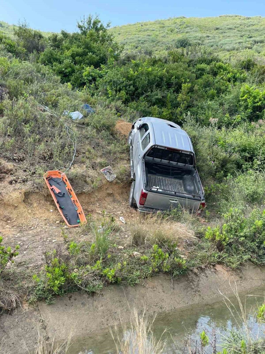 Bahçe İşinden Dönen Aile Kamyonetle Şarampole Yuvarlandı: 1 Ölü, 1’i Çocuk 3 Yaralı