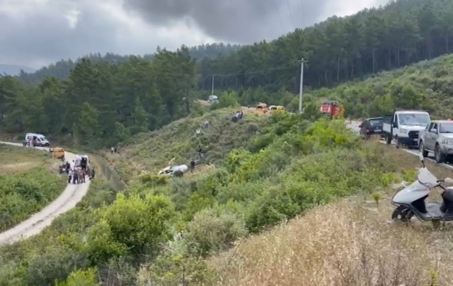 Bahçe İşinden Dönen Aile Kamyonetle Şarampole Yuvarlandı: 1 Ölü, 1’i Çocuk 3 Yaralı