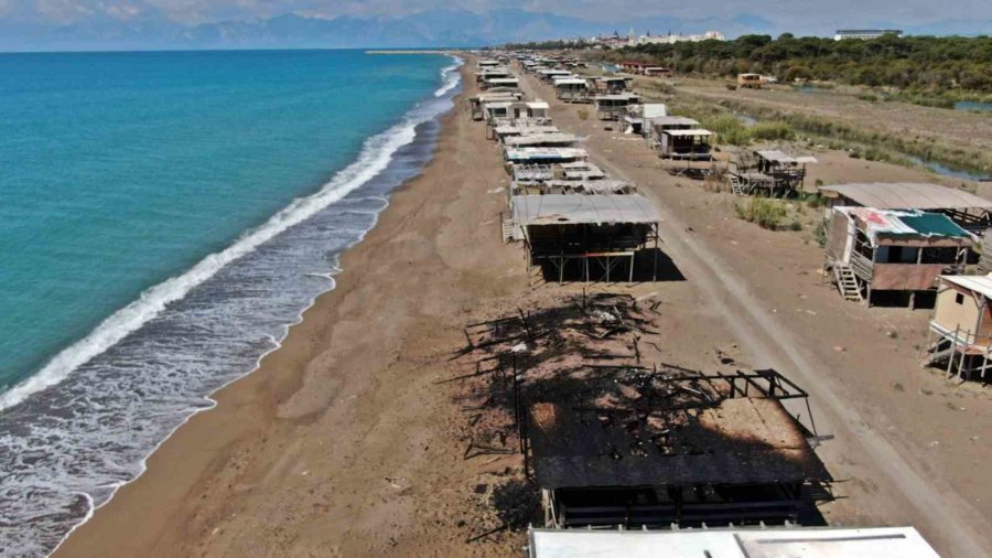 Antalya’da Denize Sıfır Çardaklarda Yangın: 2 Çardak Kül Oldu