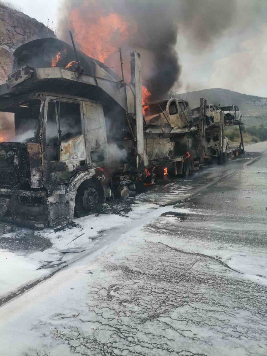Tarsus’ta Yanan Tırda Yüklü 7 Sıfır Araç Yandı