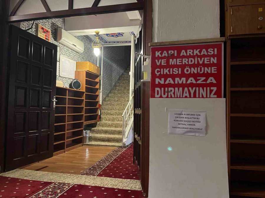 Ev Olmadan Gelmem Diyen Müezzine Çareyi Cemaatte Aradılar