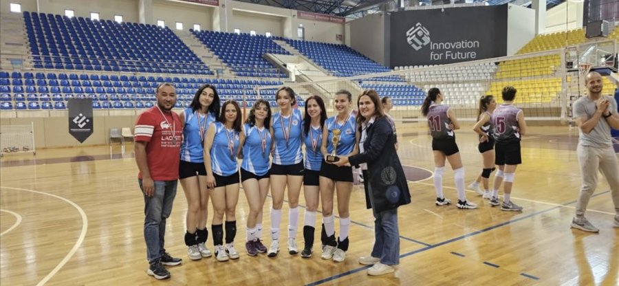 Estü’de Voleybol Kupaları Sahiplerini Buldu