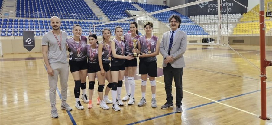 Estü’de Voleybol Kupaları Sahiplerini Buldu