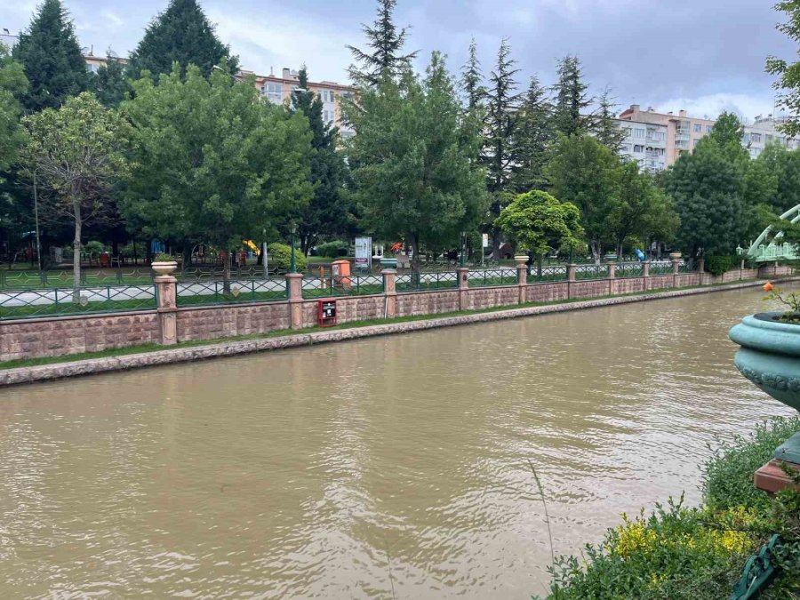 Porsuk Çayı Kahverengiye Büründü