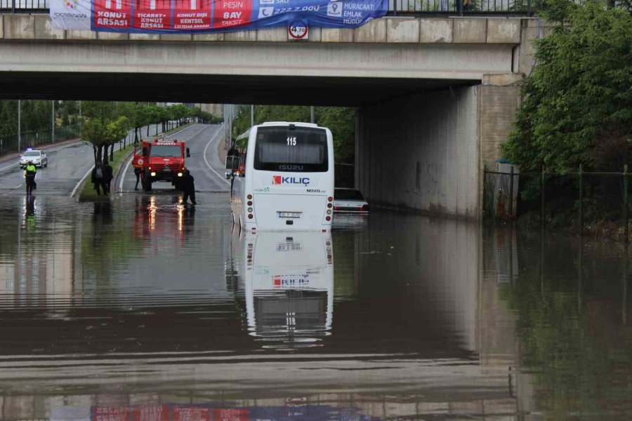 Sağanak Yağış Su Taşkınlarına Neden Oldu, Araçlar Mahsur Kaldı