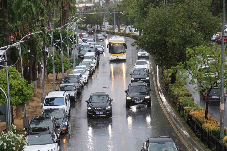 Mersin’de Şiddetli Yağmur Vatandaşlara Zor Anlar Yaşattı