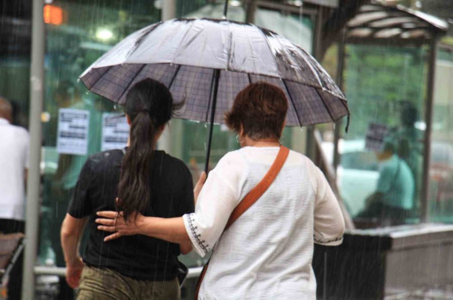 Mersin’de Şiddetli Yağmur Vatandaşlara Zor Anlar Yaşattı