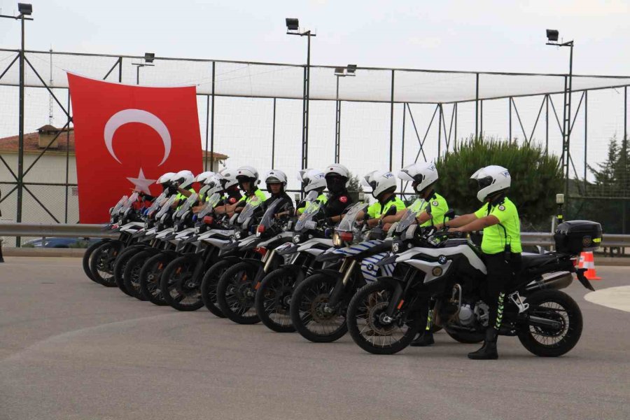 Motosikletli Trafik Polis Timleri Sertifikalarını Aldı