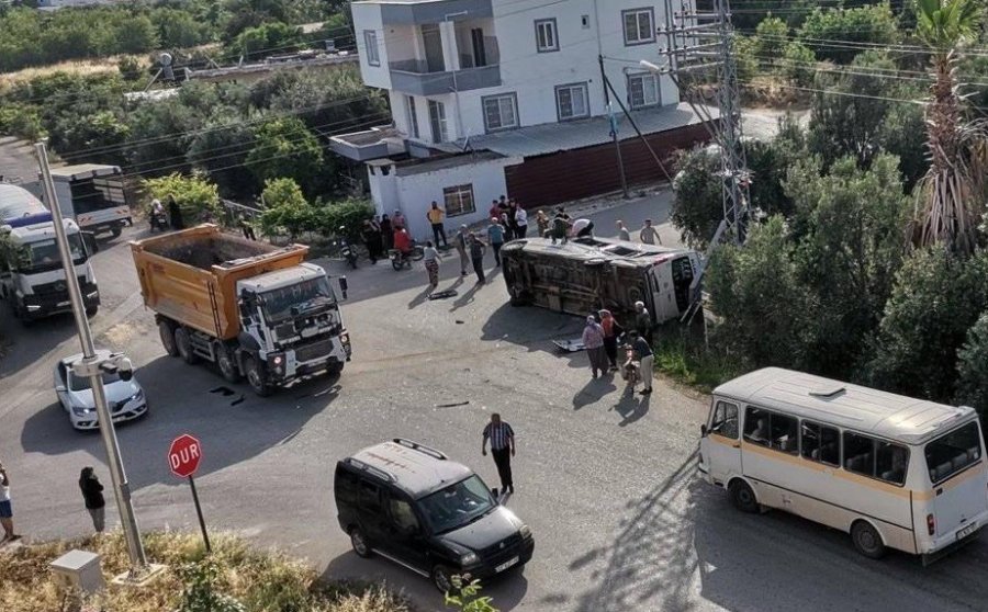 Kamyon Öğrenci Servisine Çarptı, O Anlar Kamerada