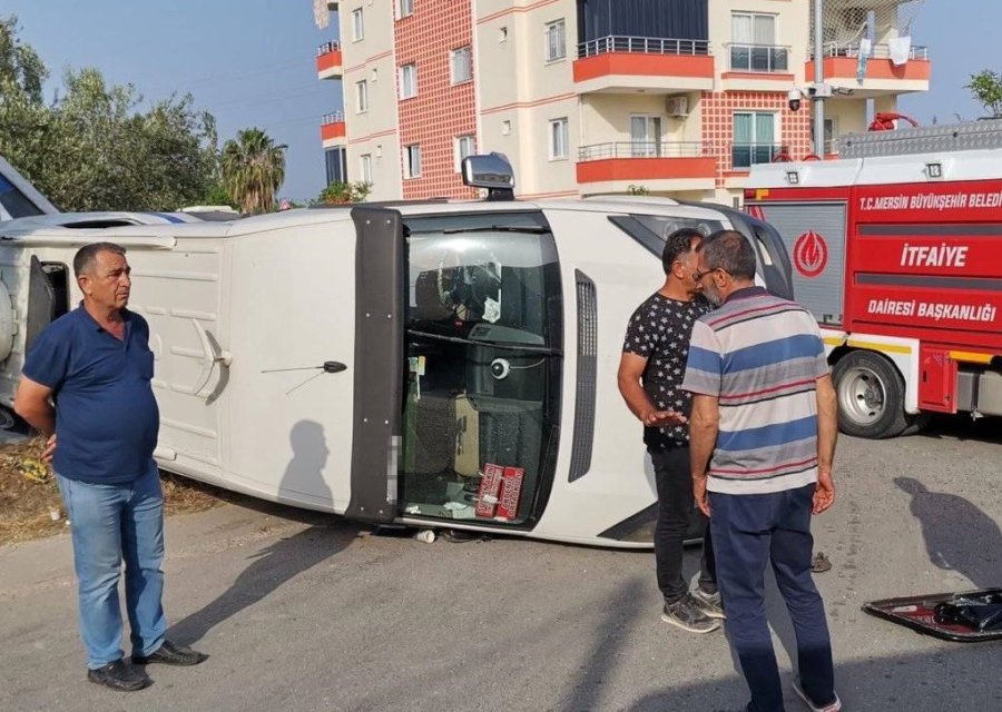 Kamyon Öğrenci Servisine Çarptı, O Anlar Kamerada