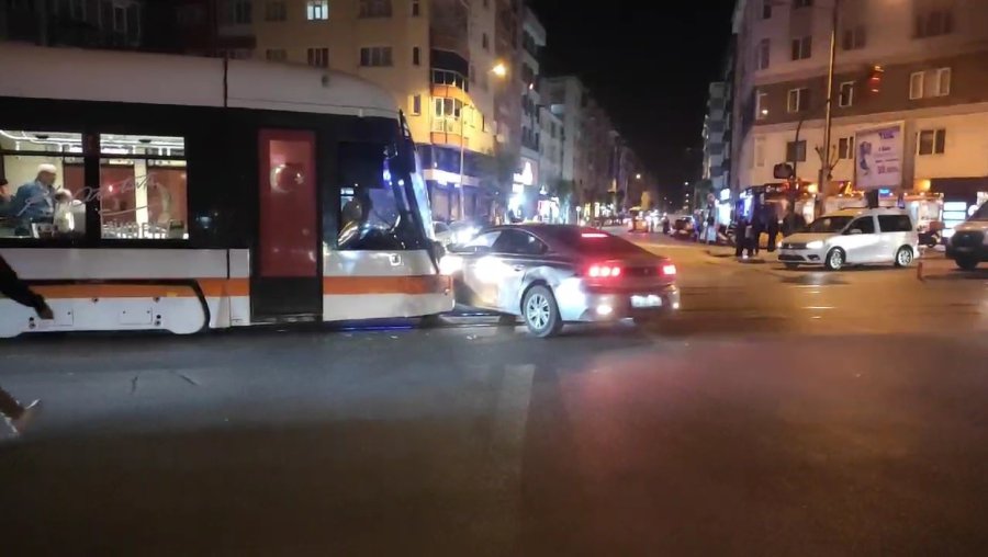 Seyir Halindeki Tramvay Dönüş Yapan Otomobile Çarptı