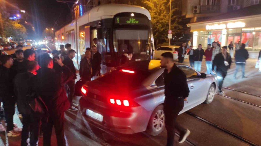 Seyir Halindeki Tramvay Dönüş Yapan Otomobile Çarptı