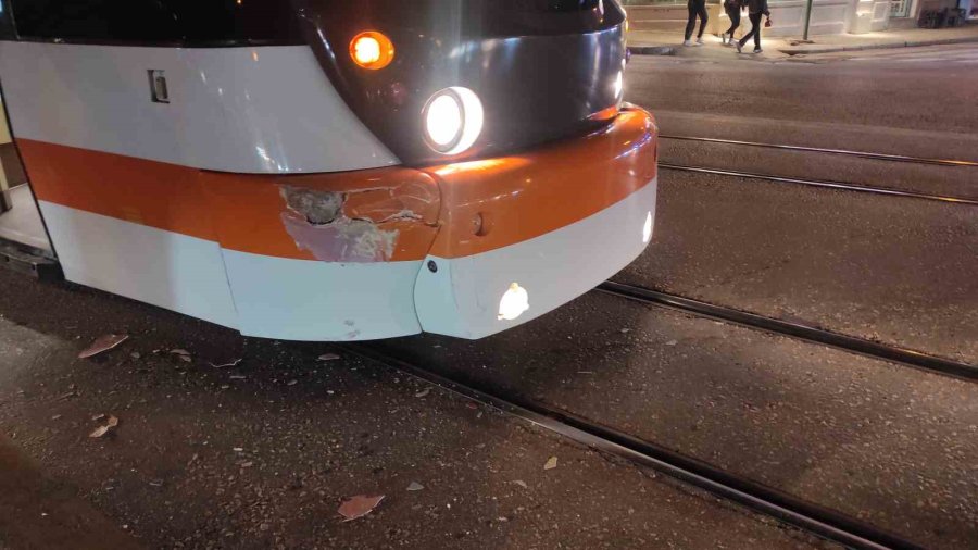 Seyir Halindeki Tramvay Dönüş Yapan Otomobile Çarptı