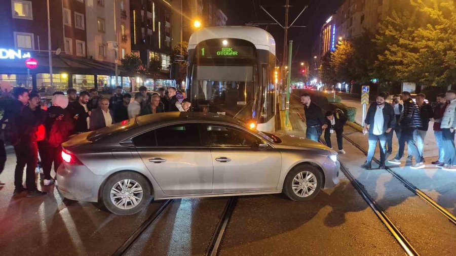 Seyir Halindeki Tramvay Dönüş Yapan Otomobile Çarptı