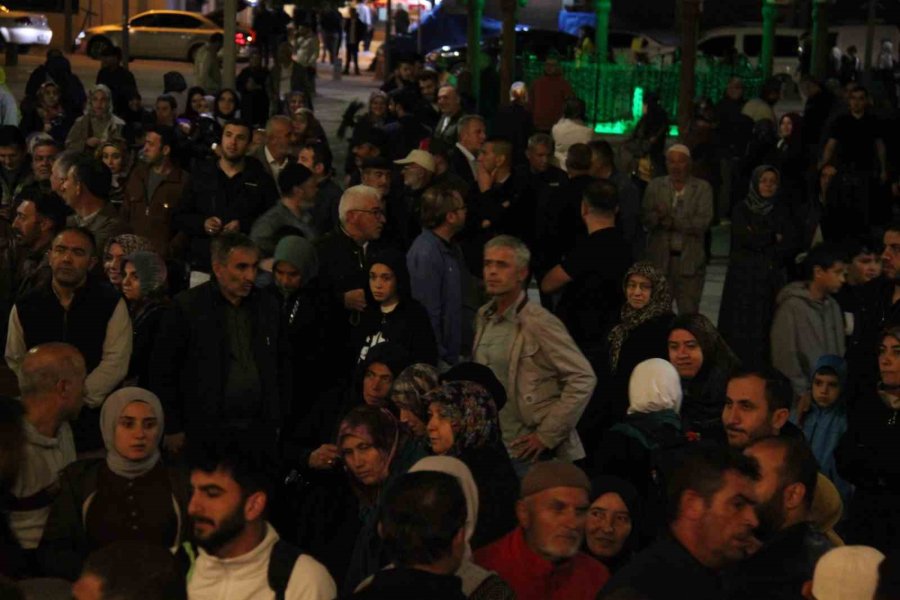 Konya’dan İlk Hac Kafilesi Dualarla Uğurlandı