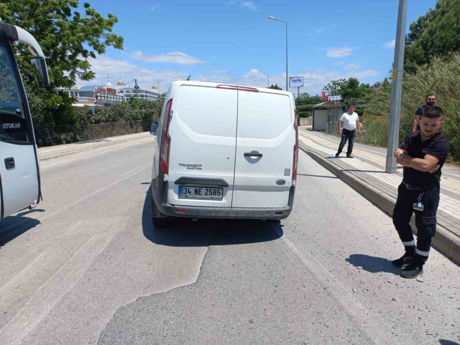 Lastiği Patlayan Araç Park Halindeki Otomobile Çarparak Durabildi