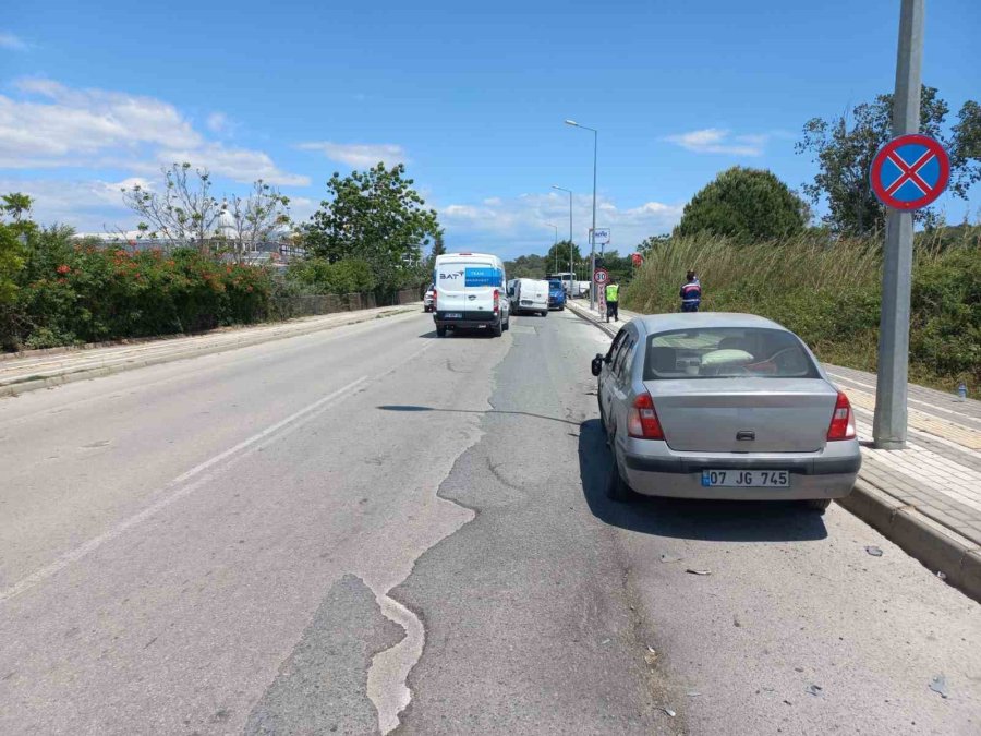 Lastiği Patlayan Araç Park Halindeki Otomobile Çarparak Durabildi