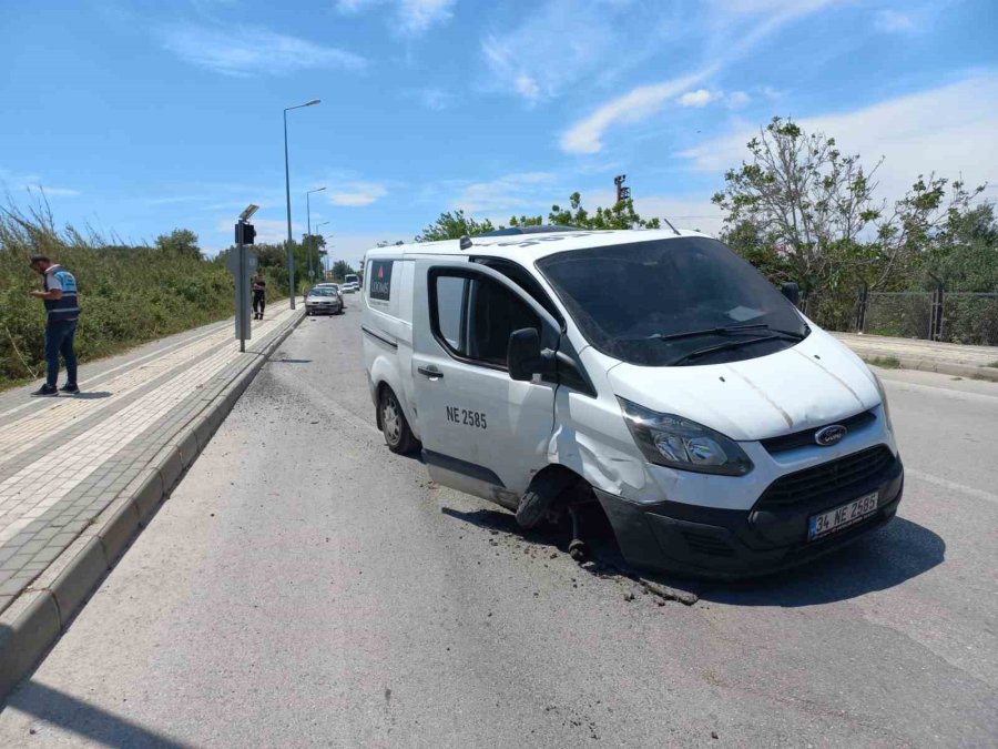 Lastiği Patlayan Araç Park Halindeki Otomobile Çarparak Durabildi