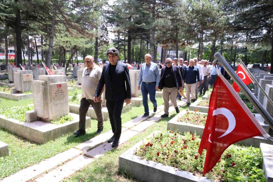 37 Yıl Önce Şehit Olan Komutanlarını Kabri Başında Andılar