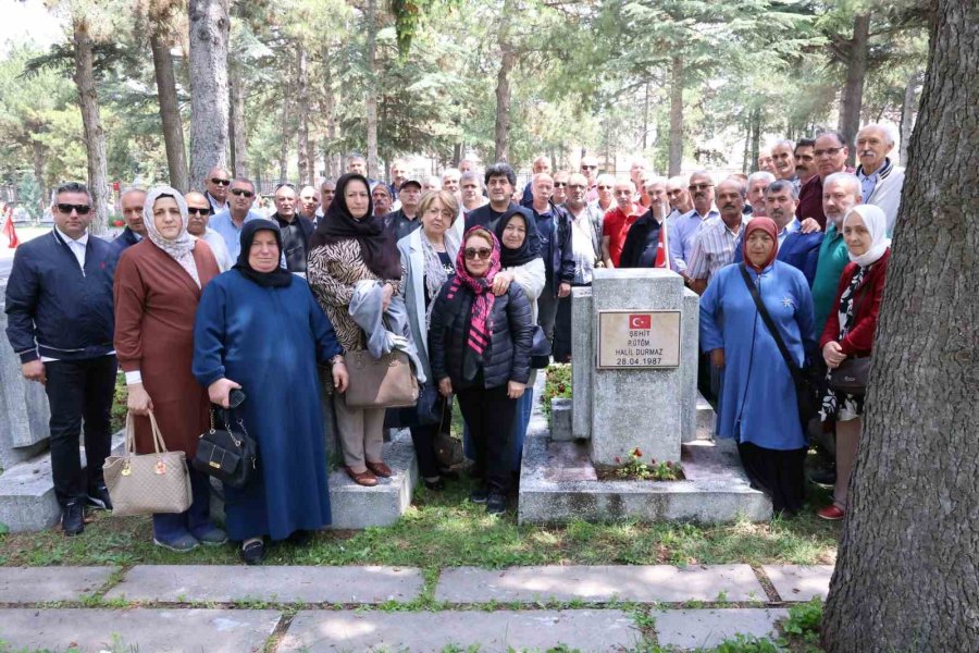 37 Yıl Önce Şehit Olan Komutanlarını Kabri Başında Andılar