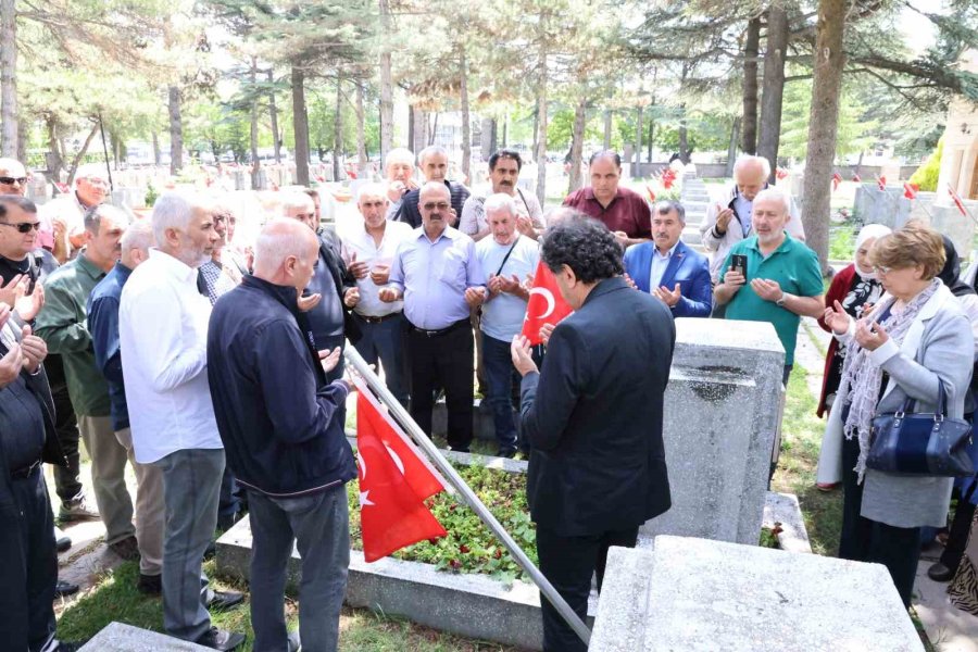 37 Yıl Önce Şehit Olan Komutanlarını Kabri Başında Andılar