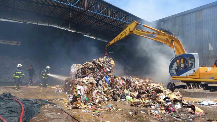 Çöpte Başlayan Yangın İki İşyerine Sıçradı