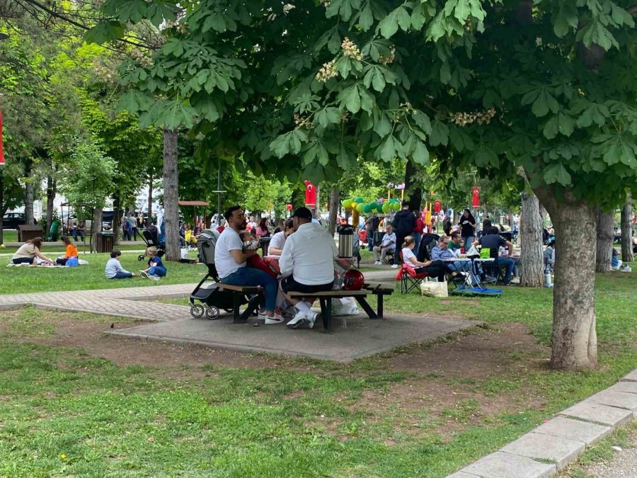 Güzel Havayı Bulan Vatandaşlar, Pazar Gününü Kanlıkavak Parkı’nda Geçiriyor