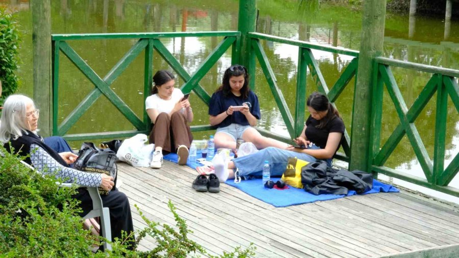 Güzel Havayı Bulan Vatandaşlar, Pazar Gününü Kanlıkavak Parkı’nda Geçiriyor