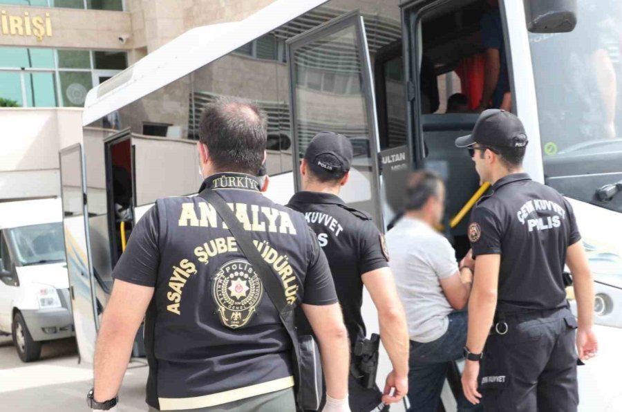 Antalya’da Aranan 153 Kişi Yakalandı