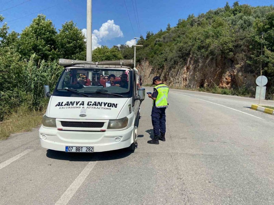 Alanya’da 10 Araca Trafikten Men Cezası