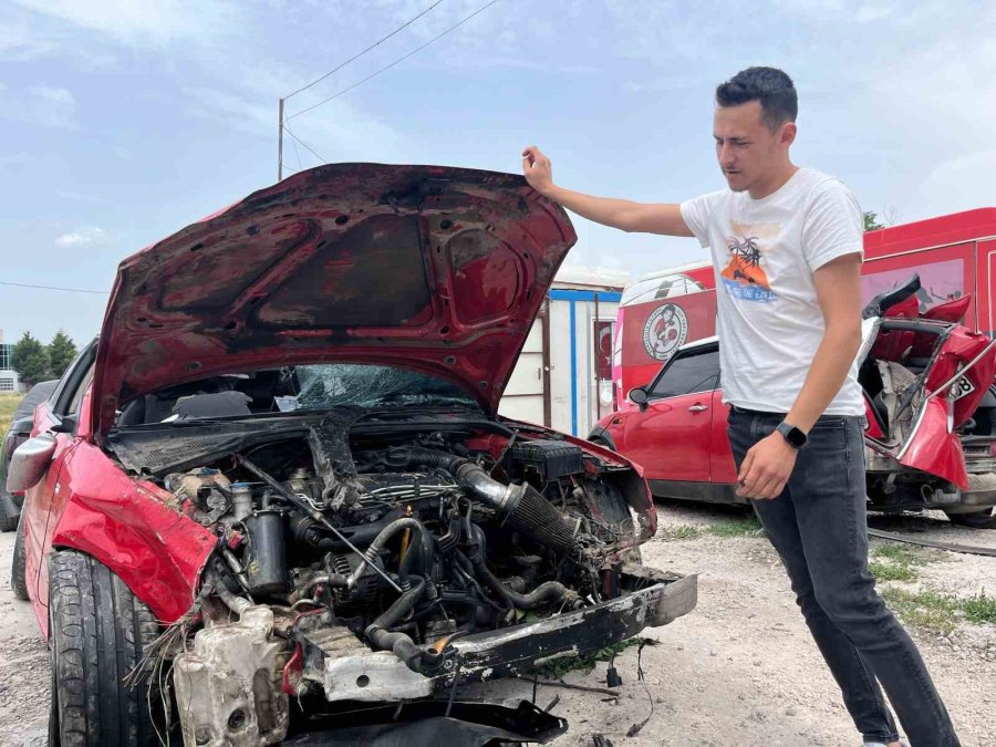 Önüne Bir Anda Araç Çıktı, Arkadaşı Ağır Yaralandı, Otomobili Hurdaya Döndü