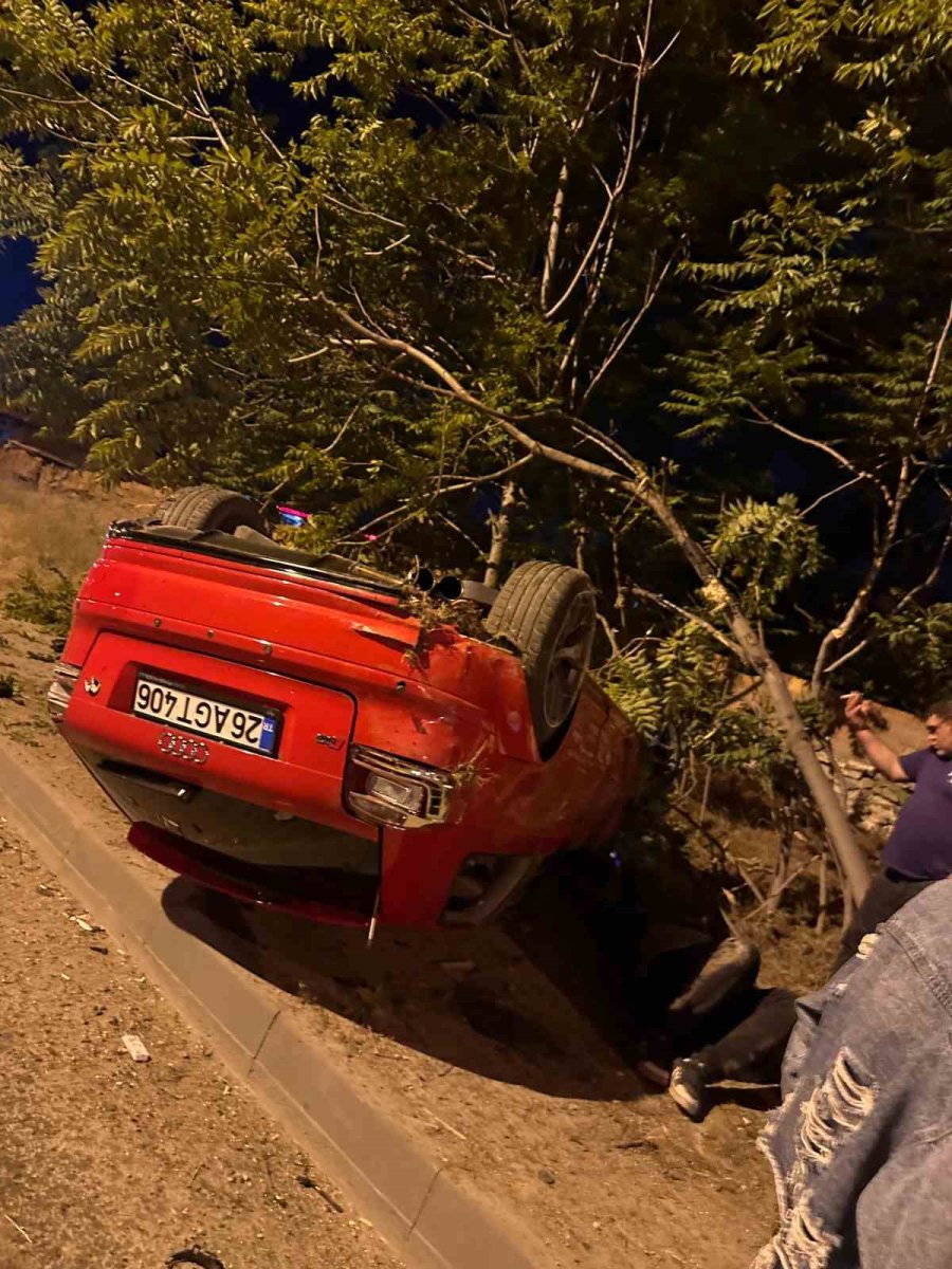 Önüne Bir Anda Araç Çıktı, Arkadaşı Ağır Yaralandı, Otomobili Hurdaya Döndü