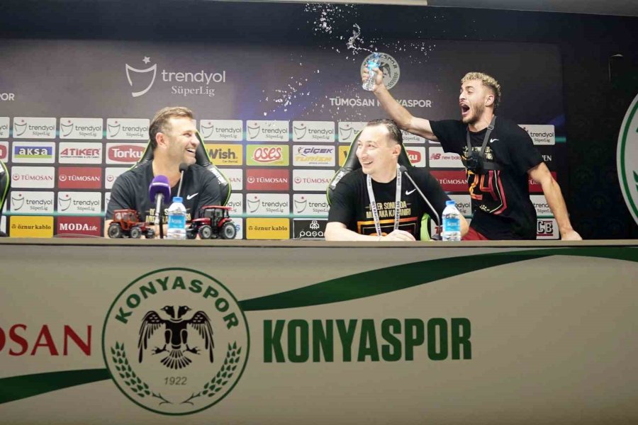 Galatasaraylı Futbolculardan Basın Toplantısında Kutlama