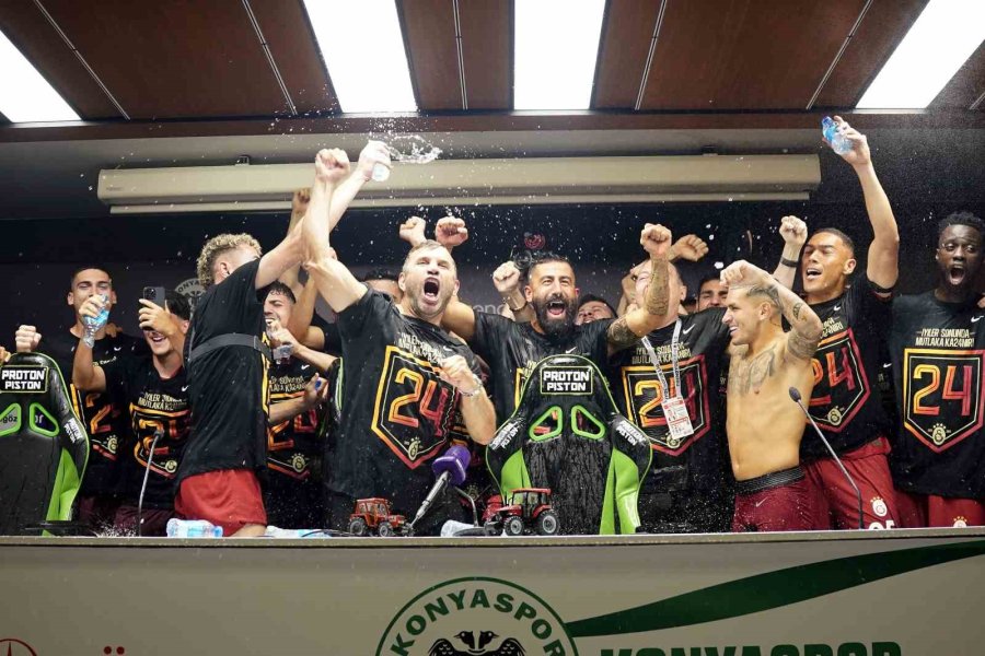 Galatasaraylı Futbolculardan Basın Toplantısında Kutlama