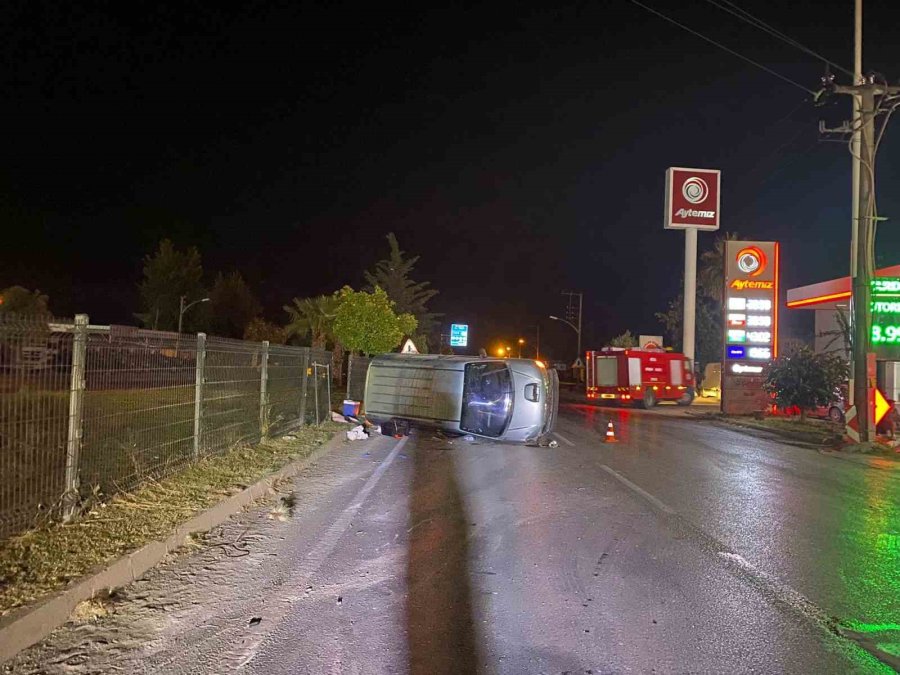 Otomobil İle Ticari Araç Kavşakta Çarpıştı: 3 Yaralı