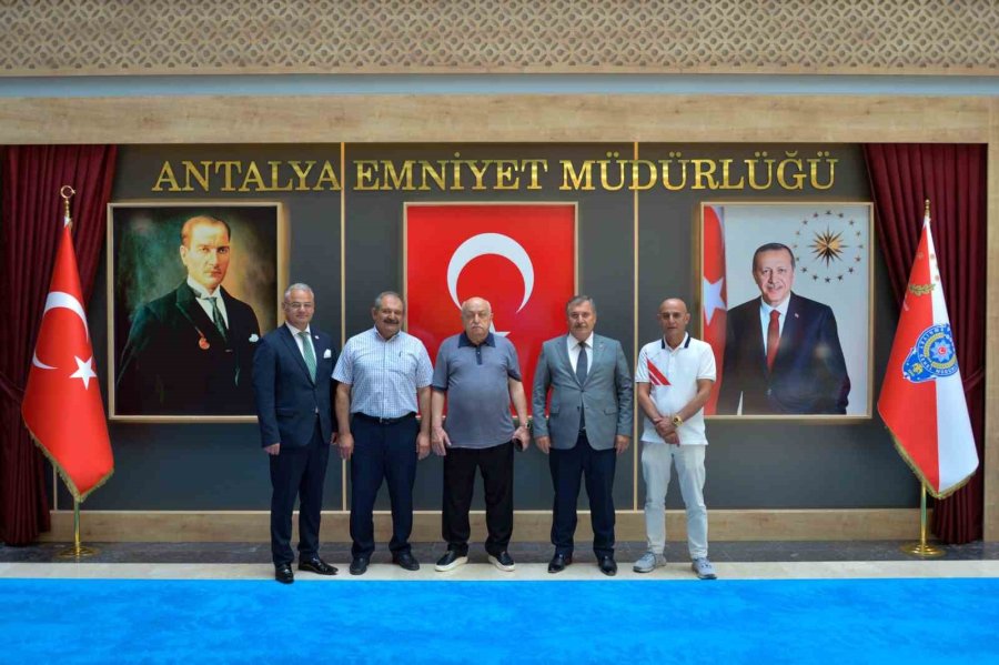 İhtiyaç Sahiplerine Ulaştırılmak Üzere Antalya Emniyeti’ne Tekerlekli Sandalye Ve Kıyafet Desteği