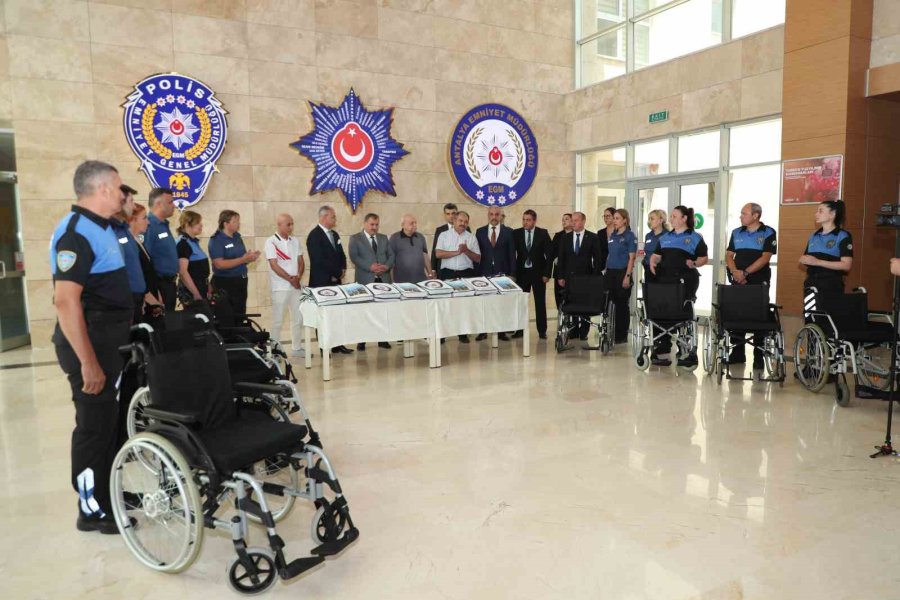 İhtiyaç Sahiplerine Ulaştırılmak Üzere Antalya Emniyeti’ne Tekerlekli Sandalye Ve Kıyafet Desteği