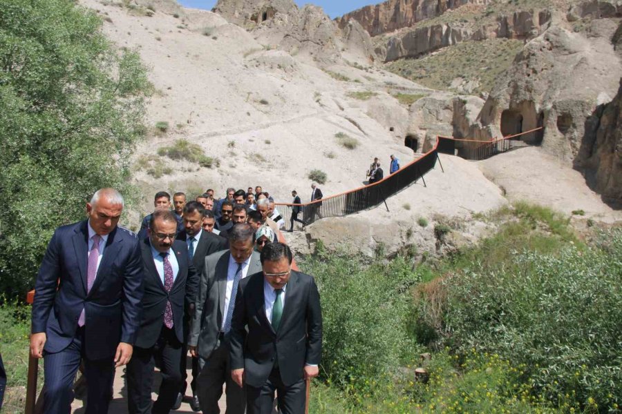 Bakan Ersoy, Kapadokya’nın Girişi Kapısını Gezdi