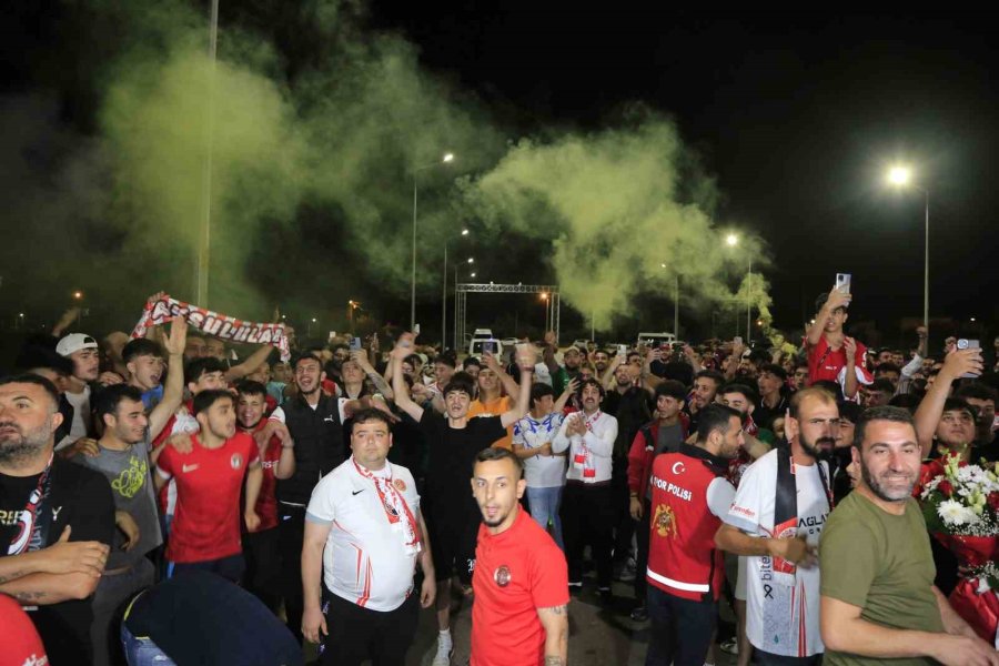 Antalya’da Alex İzdihamı