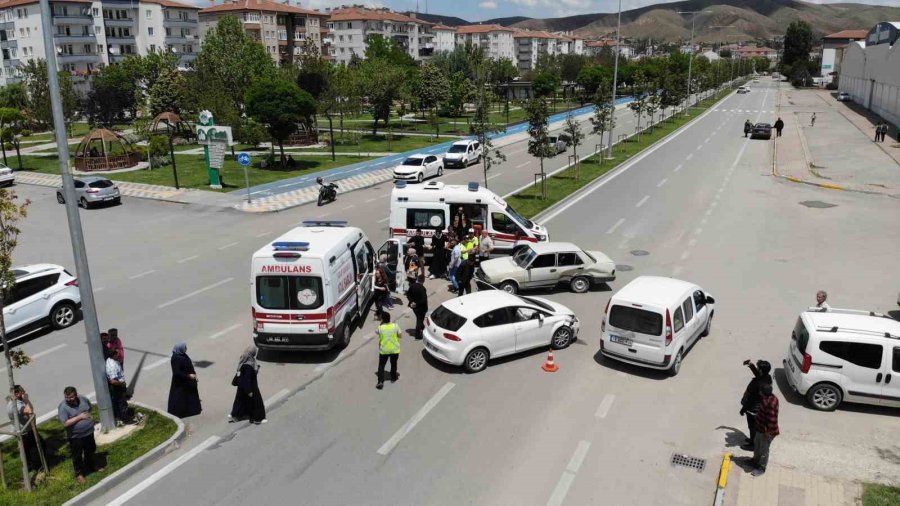 Aksaray’da 2 Otomobilin Çarpıştığı Kazada 4 Kişi Yaralandı