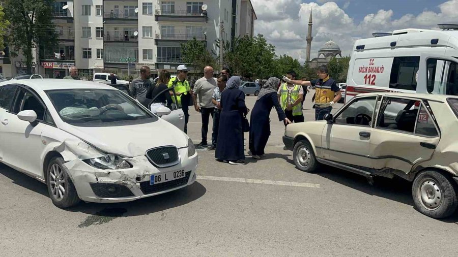 Aksaray’da 2 Otomobilin Çarpıştığı Kazada 4 Kişi Yaralandı