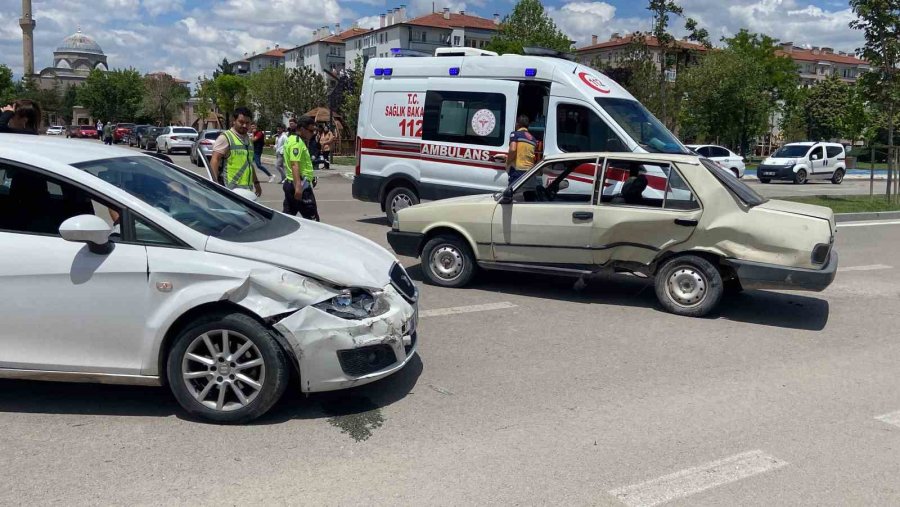 Aksaray’da 2 Otomobilin Çarpıştığı Kazada 4 Kişi Yaralandı